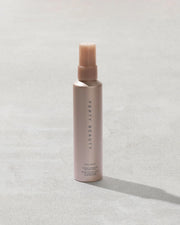 Spray fijador que extiende el maquillaje.