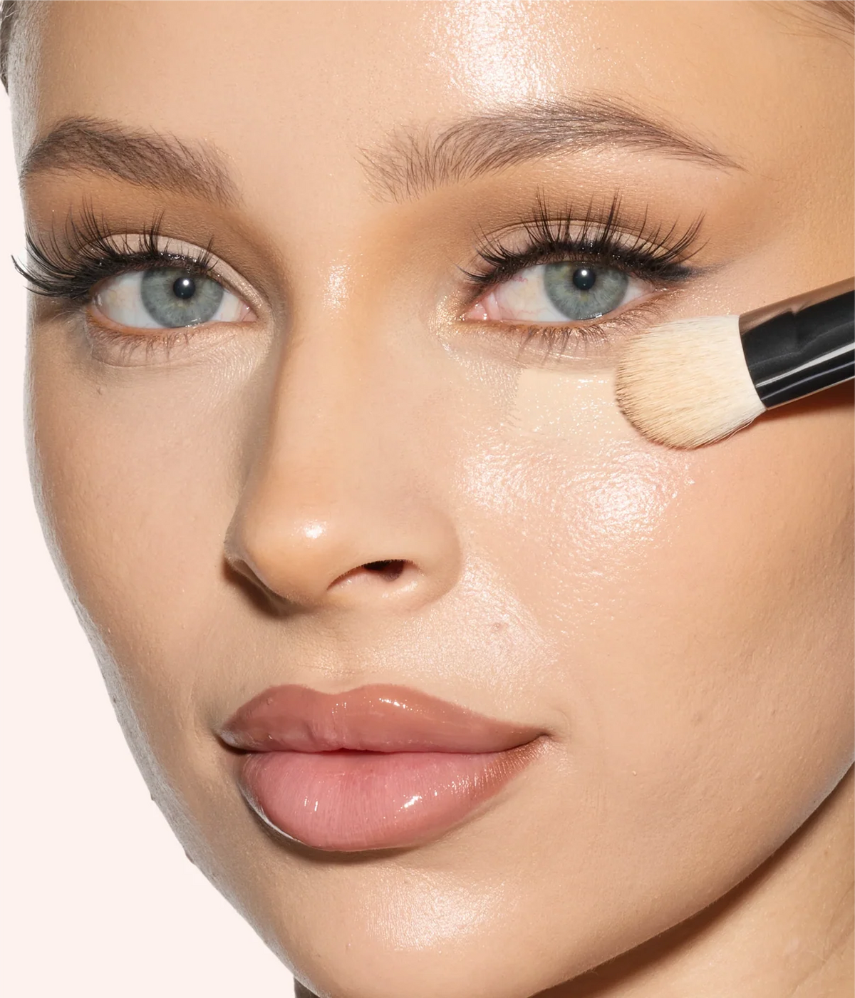 HUDA BEAUTY Undereye Buff Brush