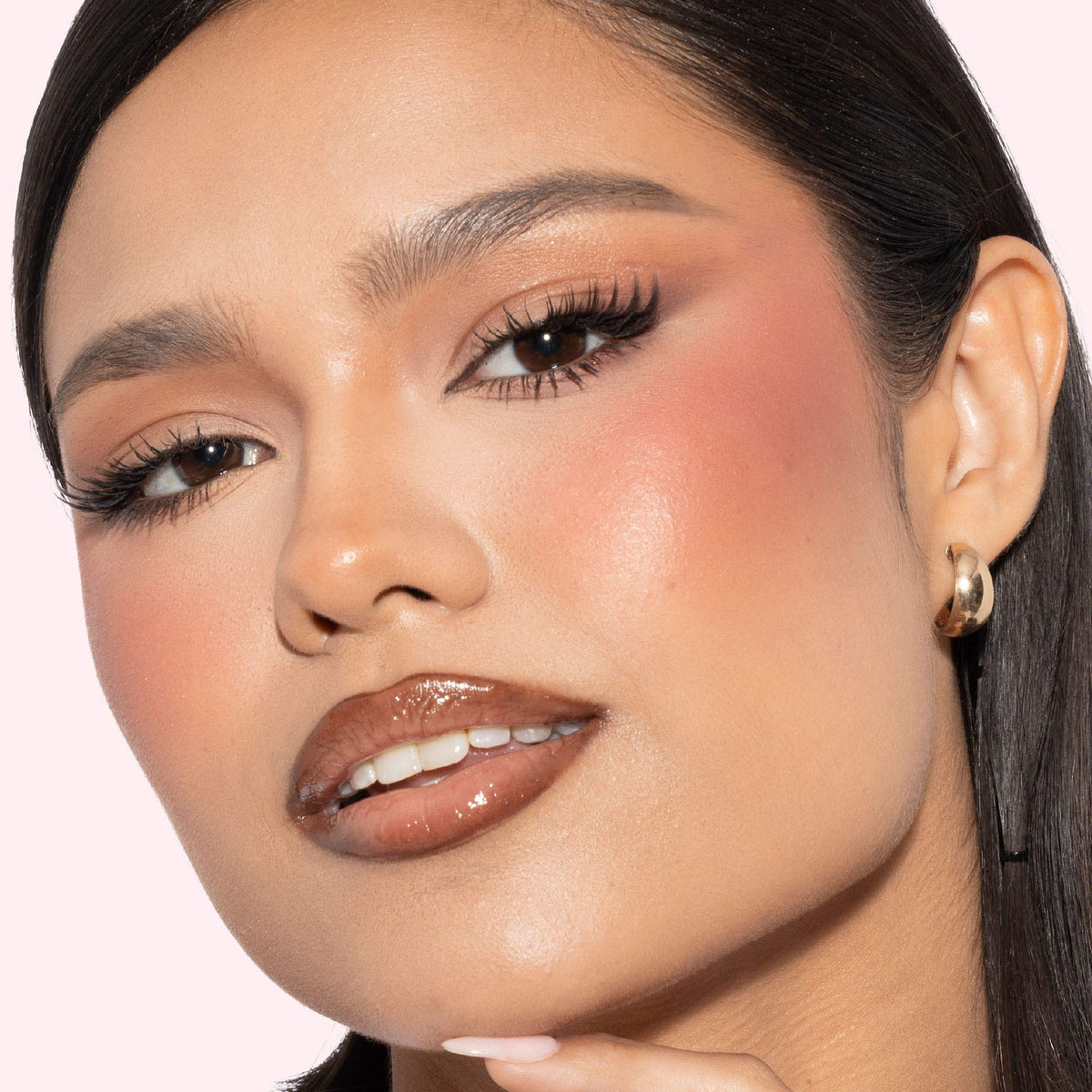 HUDA BEAUTY Blush Filter Blurring Blushlighters Palette in Strawberry Latte - Strawberry Fizz, Rose Chai, Latte, Pink Espresso Image 3