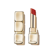 Barra de labios brillante con un 95 % de ingredientes derivados de la naturaleza.
