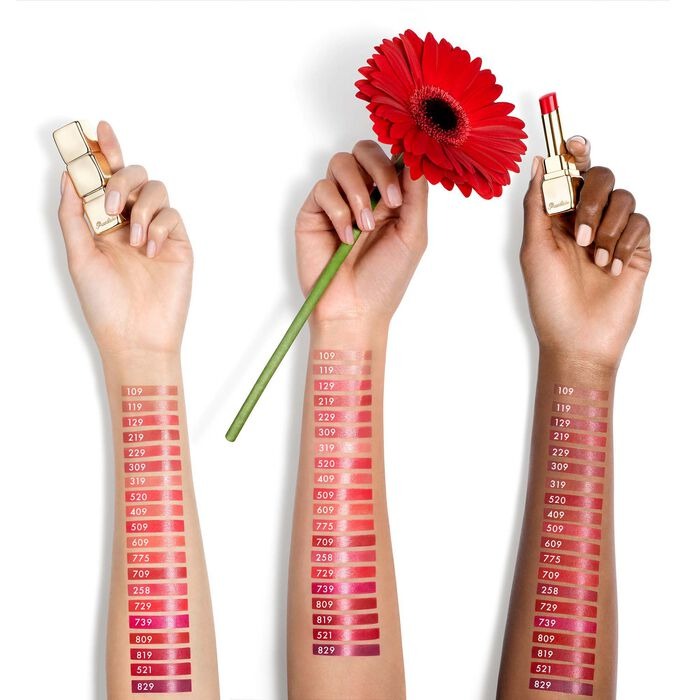Barra de labios brillante con un 95 % de ingredientes derivados de la naturaleza.