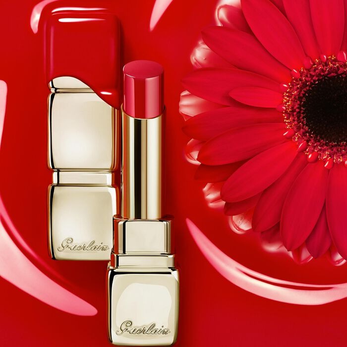 Barra de labios brillante con un 95 % de ingredientes derivados de la naturaleza.