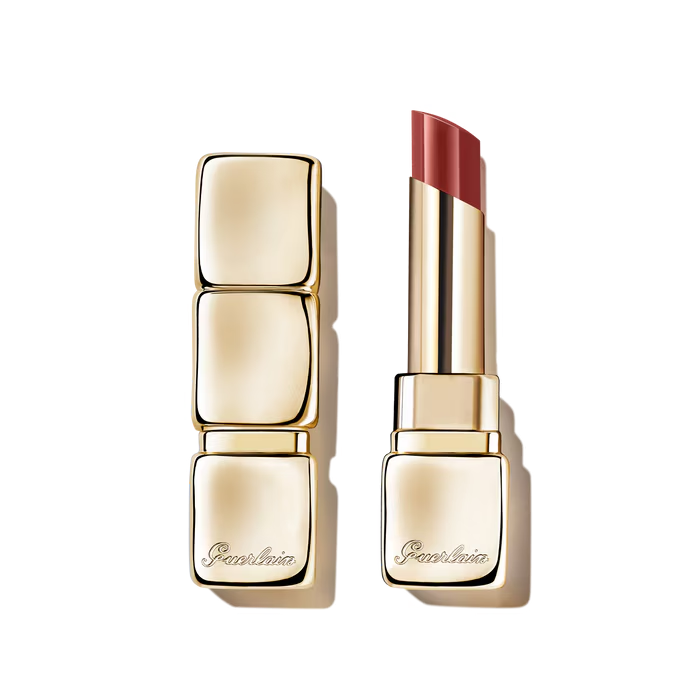 Barra de labios brillante con un 95 % de ingredientes derivados de la naturaleza.