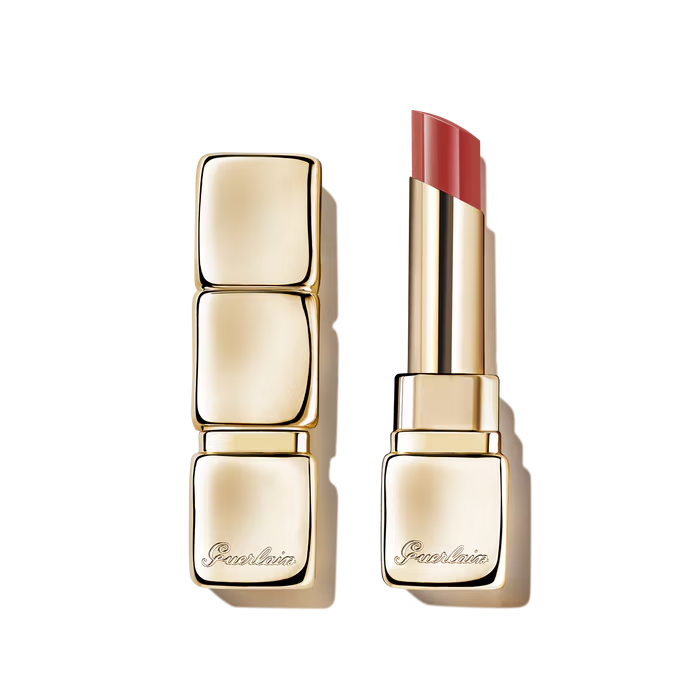 Barra de labios brillante con un 95 % de ingredientes derivados de la naturaleza.