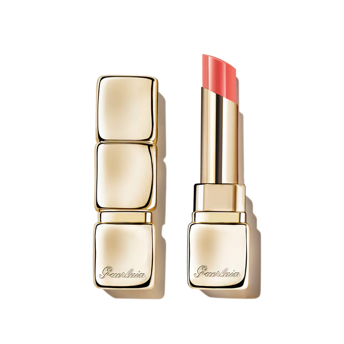 Barra de labios brillante con un 95 % de ingredientes derivados de la naturaleza.