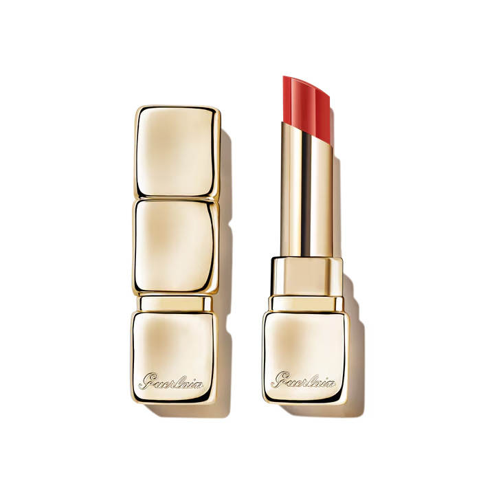 Barra de labios brillante con un 95 % de ingredientes derivados de la naturaleza.