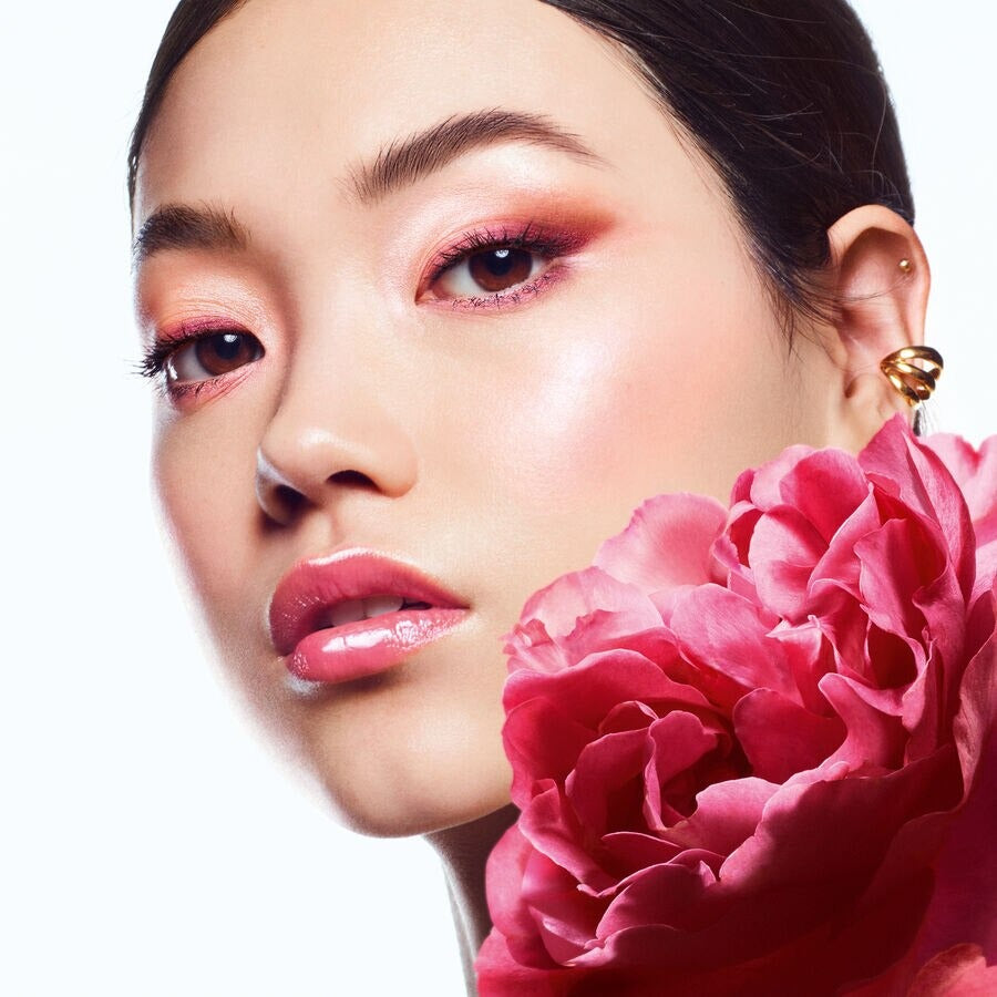 Aceite para labios con color enriquecido con miel 92 % de origen natural.