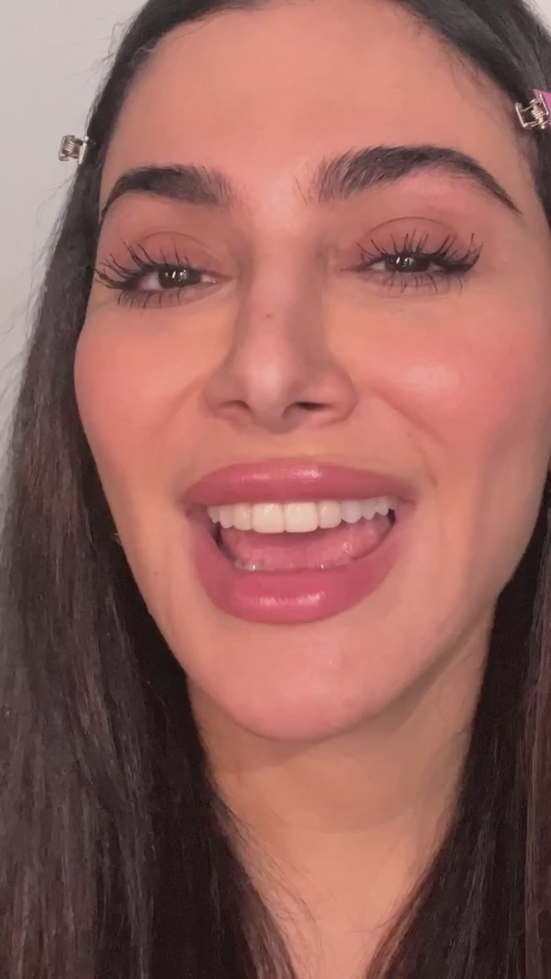 Load video: HUDA BEAUTY 1 COAT WOW! Extra Volumizing and Lifting Mascara