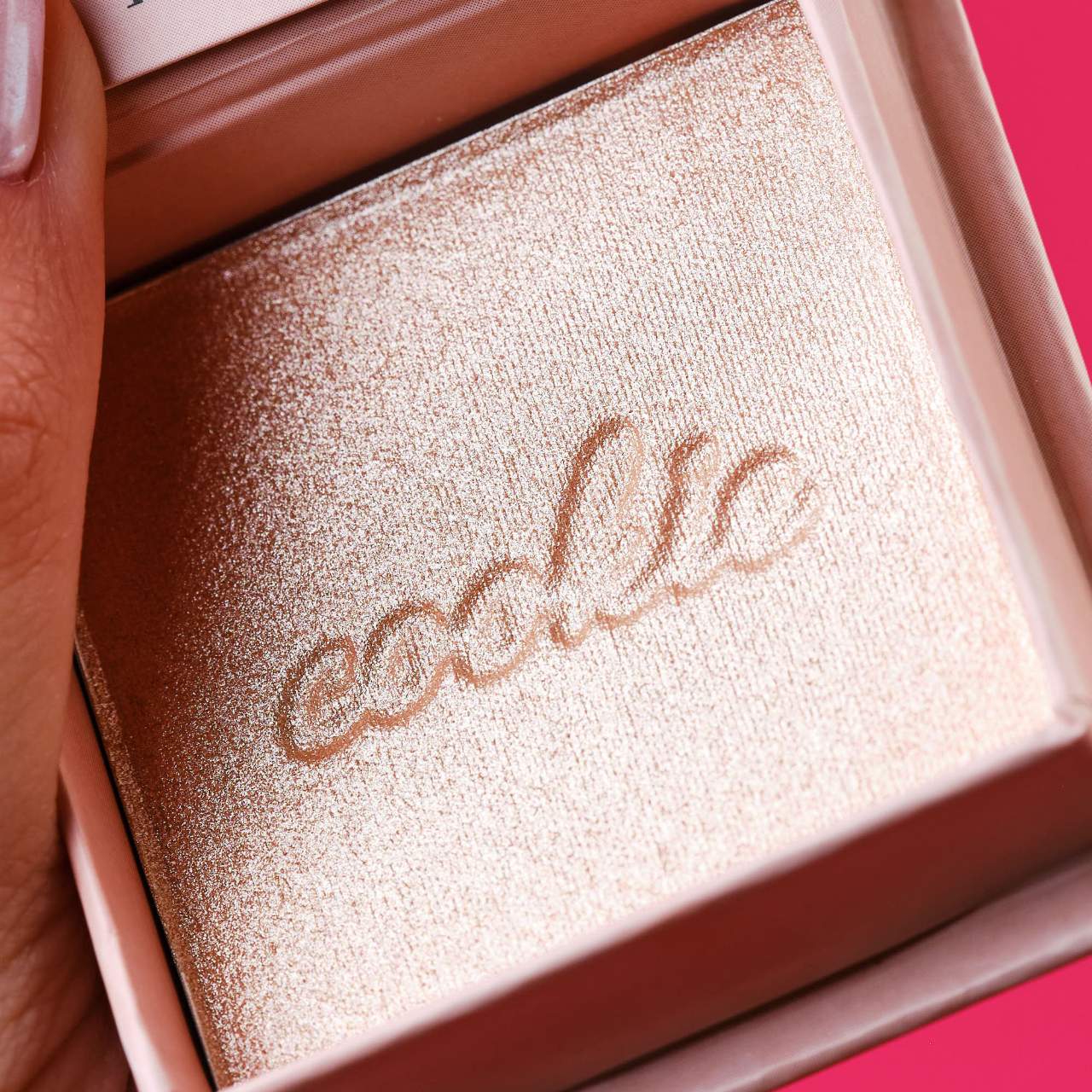 Iluminadores en polvo con acabado brillante Cookie and Tickle